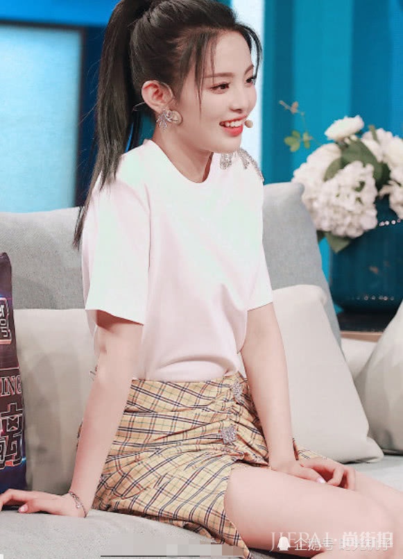 杨超越录制节目穿短裙，露出真实腿型，坐姿得体大方