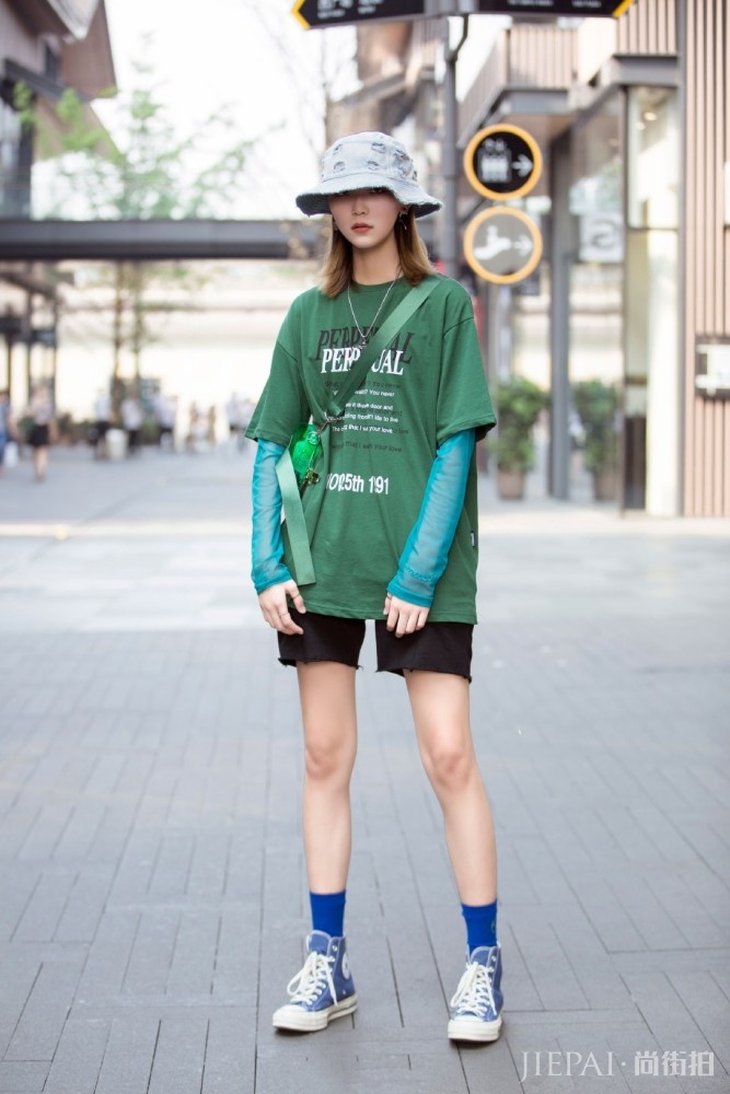 橄榄绿搭配最近火的有点快！T恤裙子都火了，小姐姐肤白气质如雪