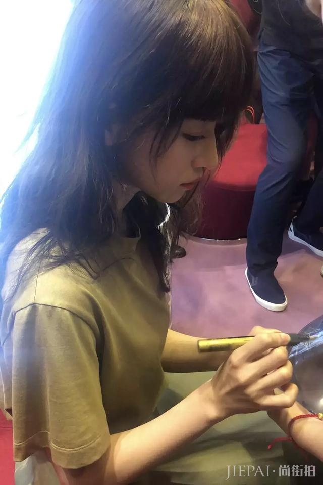 吴谨言戴假发出席活动,人群里侧脸线条太美