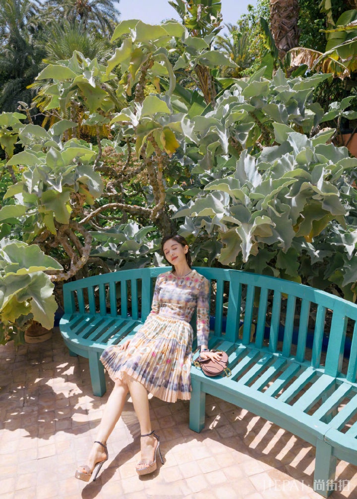 小个子明星王子文搭配多变,还很有气质