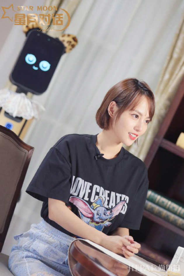 张嘉倪向机器人主持分享爱情保鲜秘籍，花式“炫夫”撒狗粮