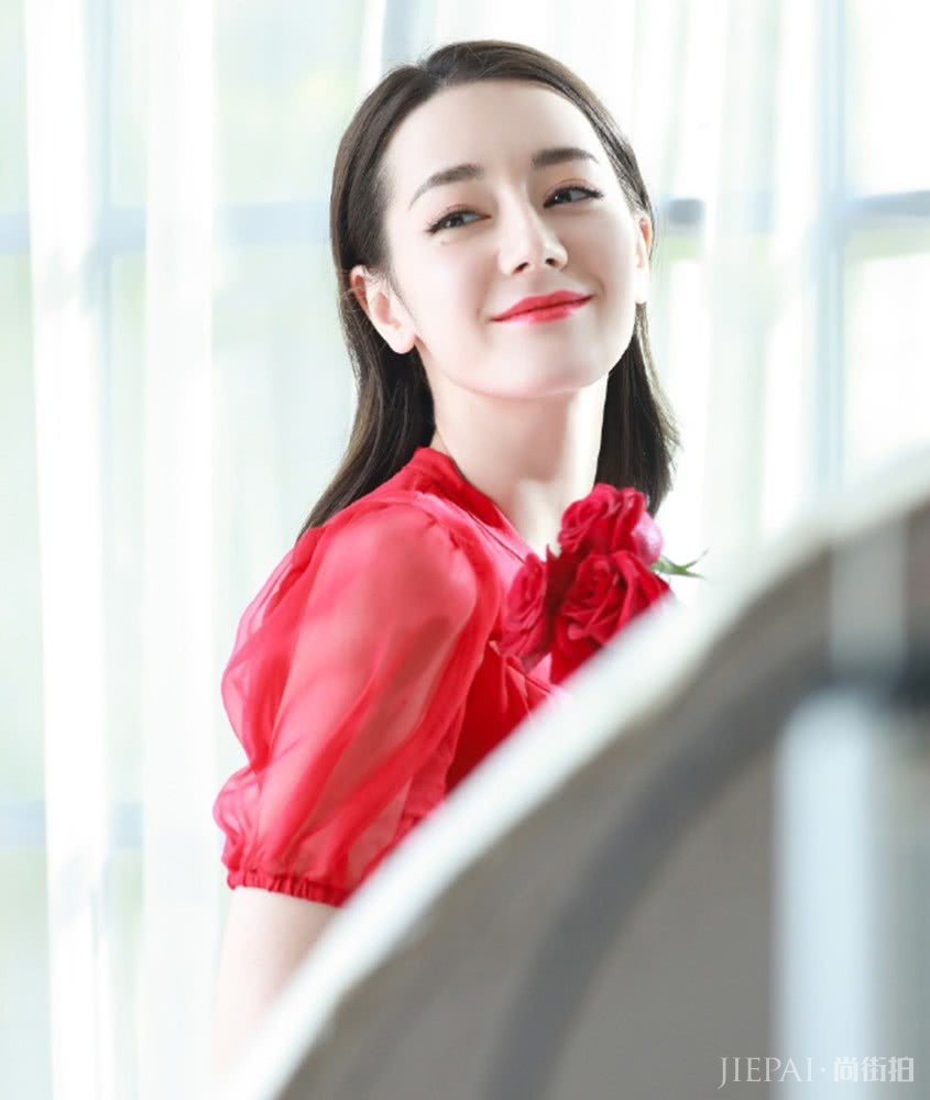 迪丽热巴和倪妮同穿红色网纱裙,一对比就知道气质和身材那个更重要