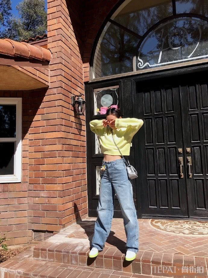 宋祖儿夕阳照看起来成熟了不少!T恤短裤少女心依旧,身材越来越好