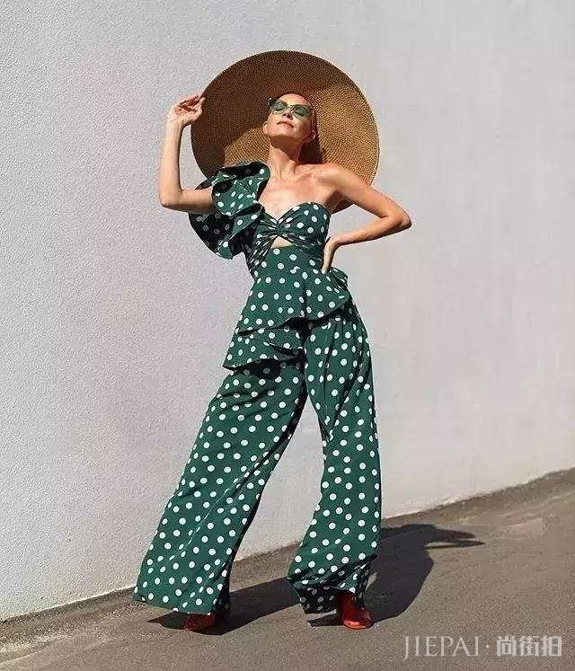 夏季必火的“心机”露肩杀，比一字肩显瘦还时髦！