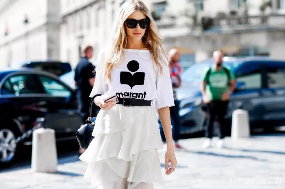 T恤想要的优雅感,搭配大摆裙简单又好看