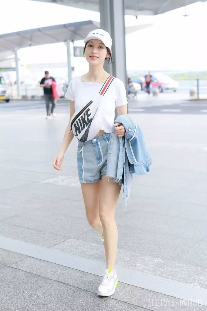 打扮酷酷的女明星，最近都在穿什么？