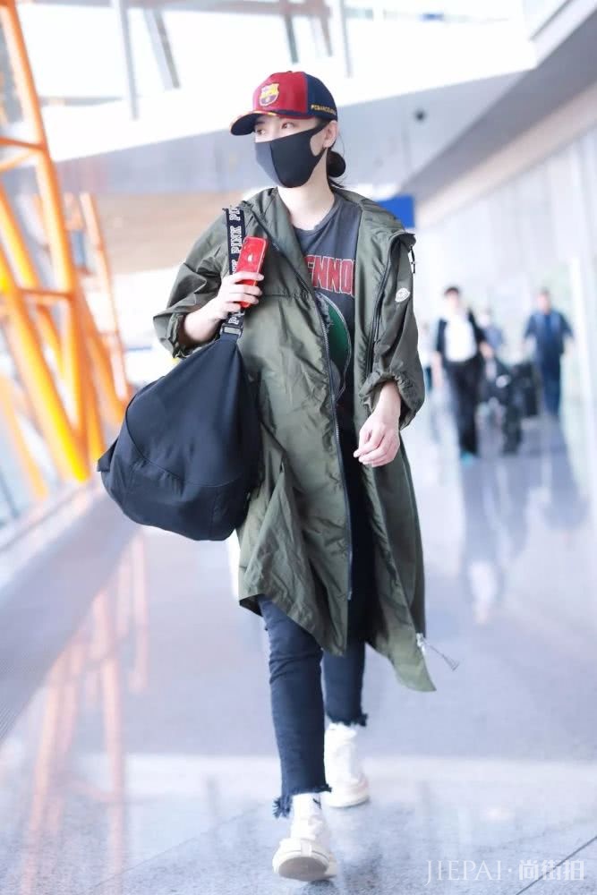 打扮酷酷的女明星，最近都在穿什么？