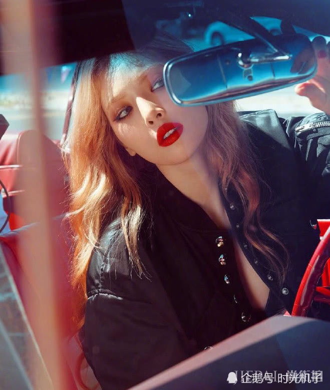 金泫雅拍广告大片，被20cm长牛仔裤抢镜，敢买不敢穿