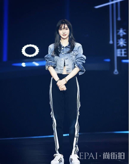 杨颖直播私服日系风,像极了洋娃娃