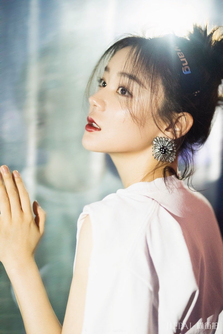 袁姗姗清新丸子头时髦又减龄,元气女神有点撩