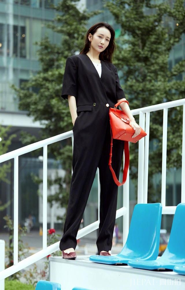 王鸥不光身材高挑, 衣品也是没的说!