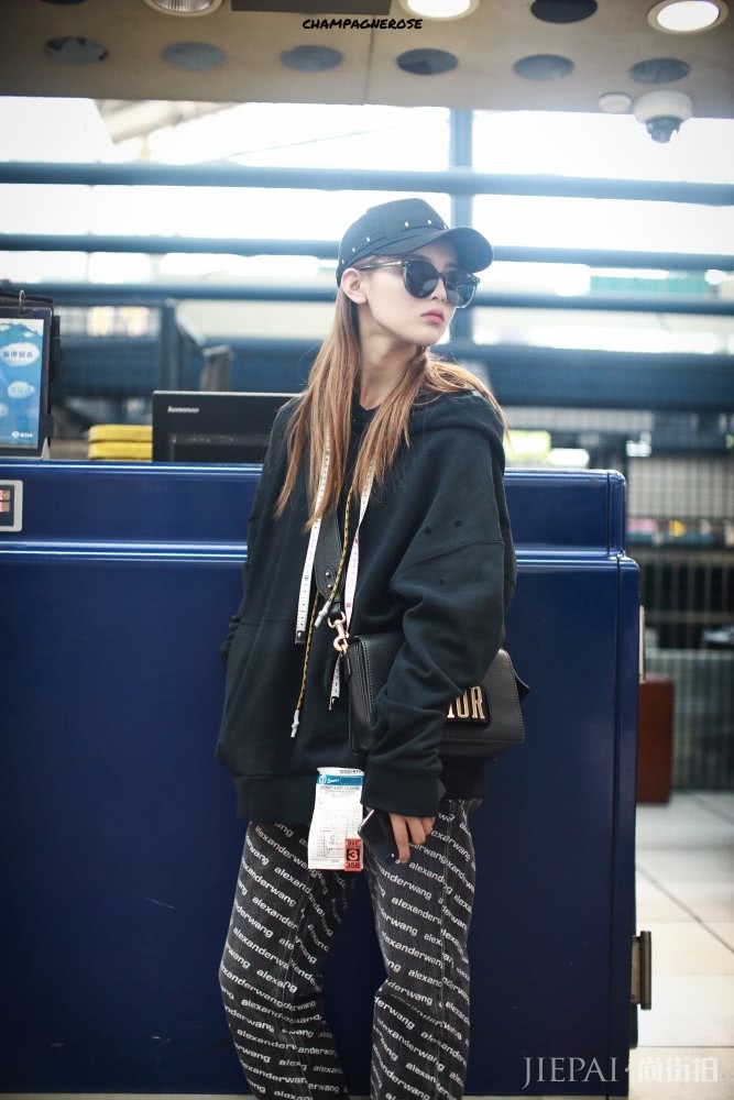 杨超越穿紫色纱裙少女感十足,配蝴蝶结美成真人芭比