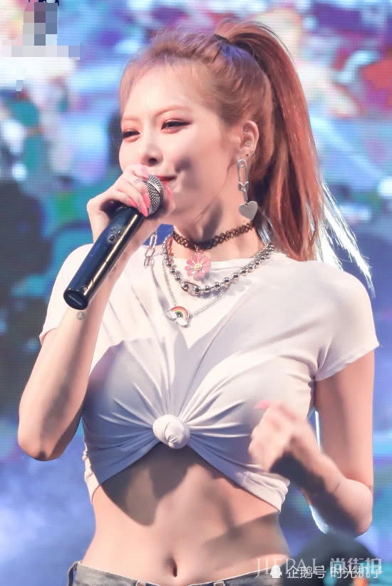 金泫雅当她把上衣打结显现出这个部位，让男生都汗颜