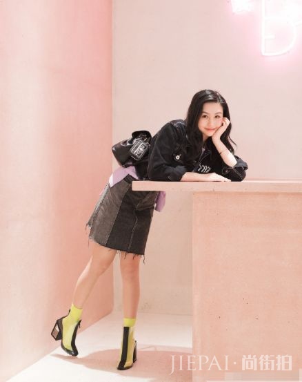 邱淑贞大女儿沈月晒九宫格写真照，20岁的她眉宇之间超像妈妈