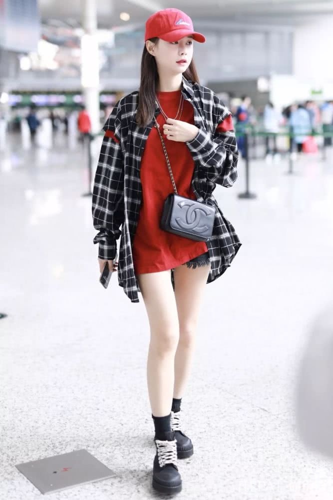 打扮酷酷的女明星，最近都在穿什么？