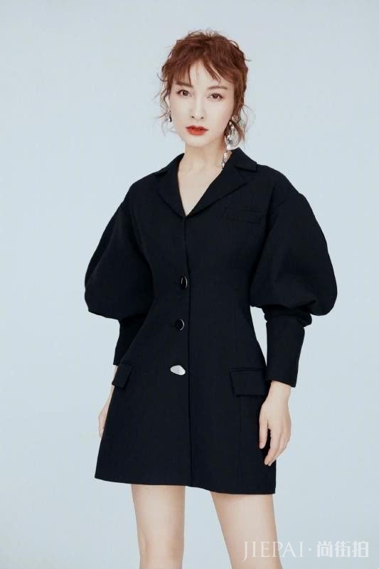 吴昕穿开叉连衣裙秀美腿，大女人魅力尽显