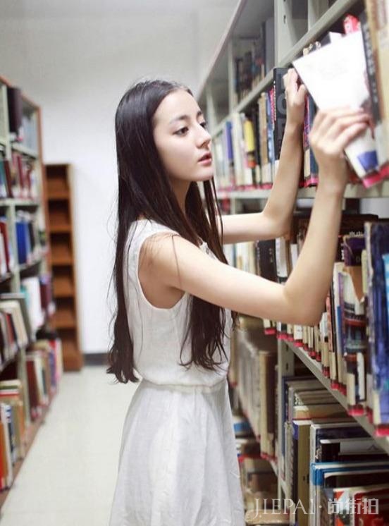 迪丽热巴身着花瓣半身裙,清新又有文艺范儿