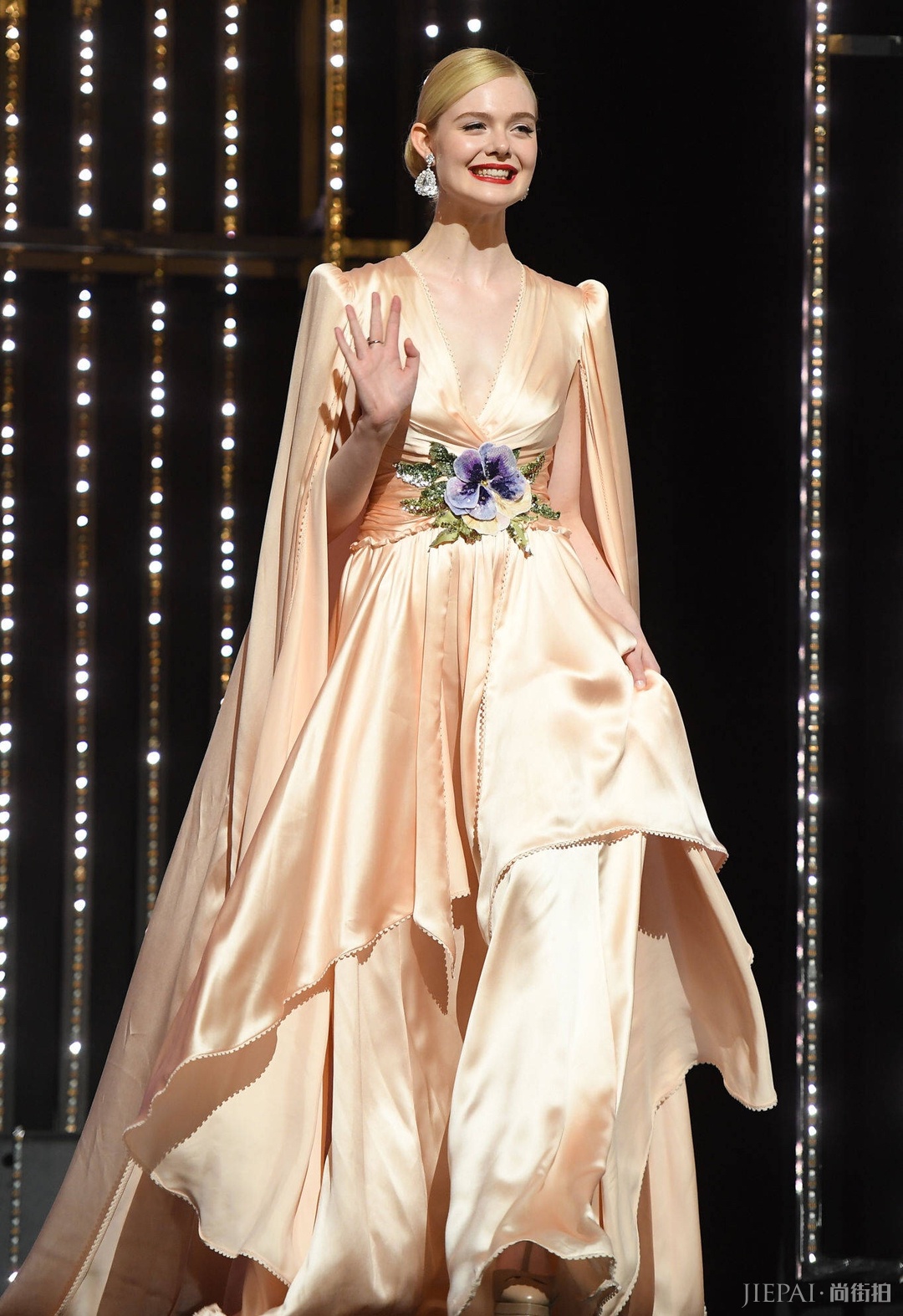 惊艳戛纳的“发光女孩”,红唇披风,大气唯美