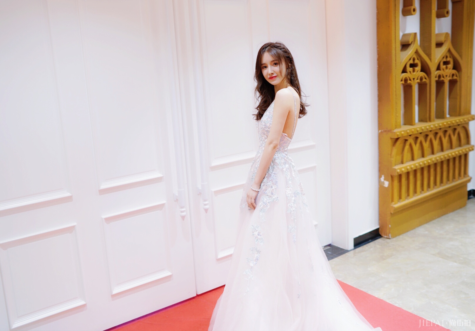 高溜现身签约发布会 肤白貌美明艳动人