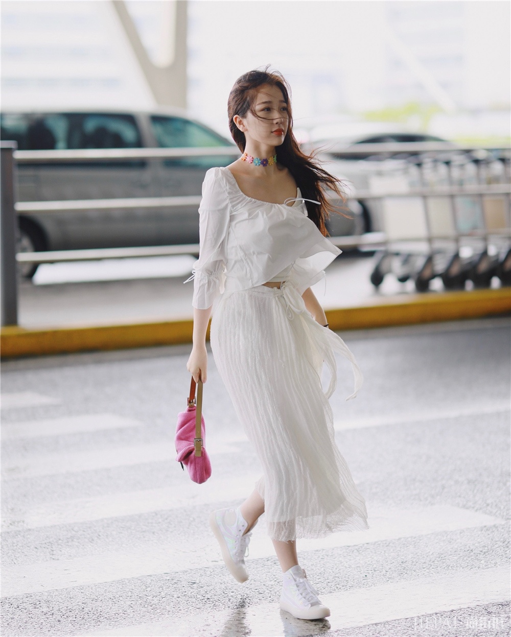 虞书欣美的出众，白纱裙配小粉包仙气又温柔
