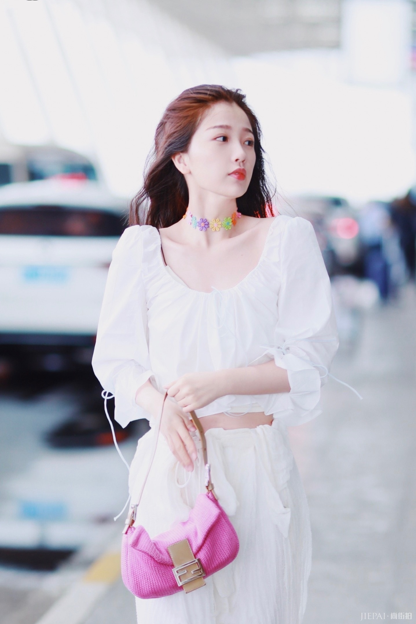 虞书欣美的出众，白纱裙配小粉包仙气又温柔