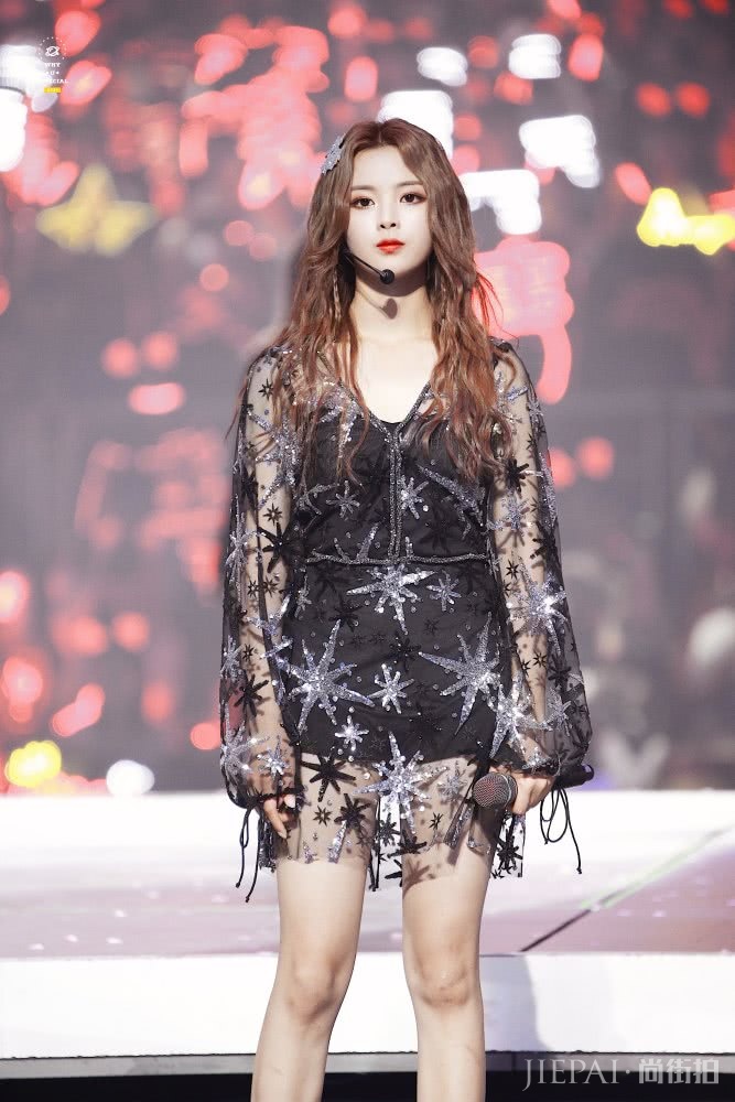 杨超越穿紫色纱裙少女感十足,配蝴蝶结美成真人芭比