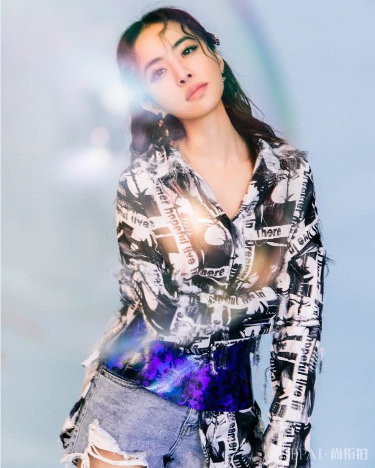 蔡依林牛仔裤上套圆柱裙，瞬间显高10cm