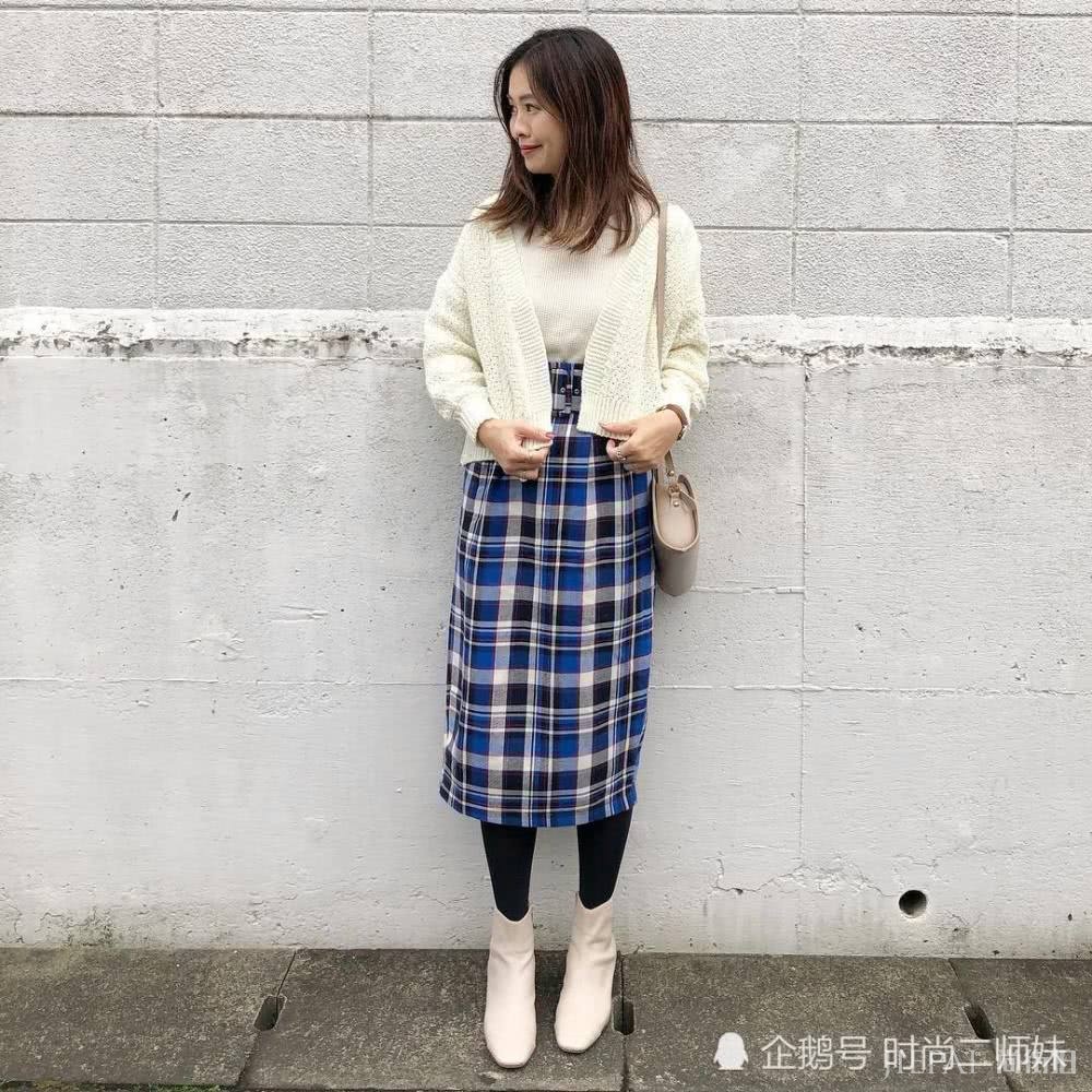 Ins“宝妈”超会穿，学她的搭配和女儿同框像姐妹，清新又舒适