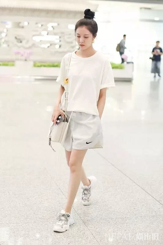 宋妍霏穿基础搭,纯白色短袖搭运动短裤,机场街拍气质真好