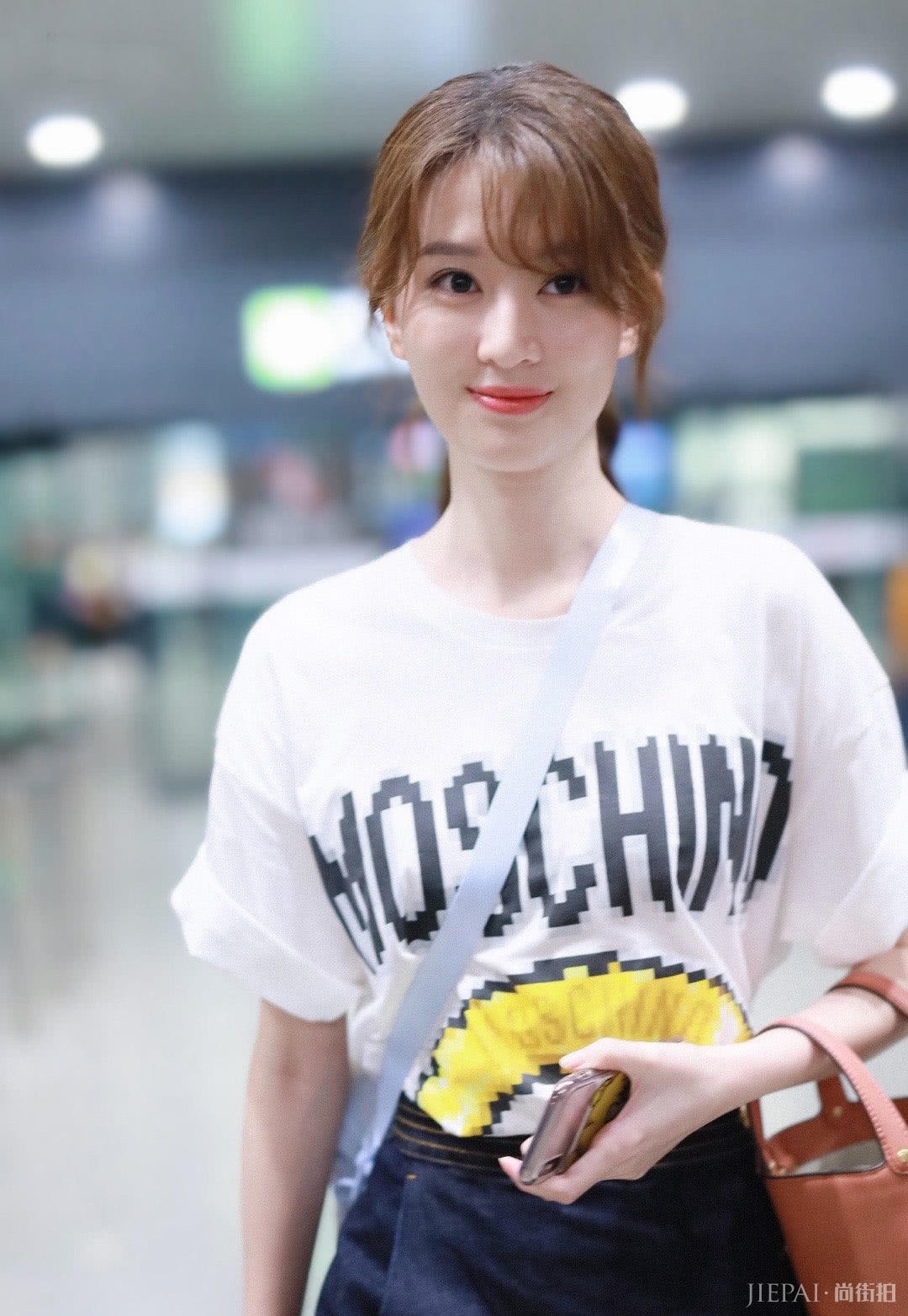 乔欣穿私服走机场,马赛克白T搭配黑短裙,烫卷发十分减龄