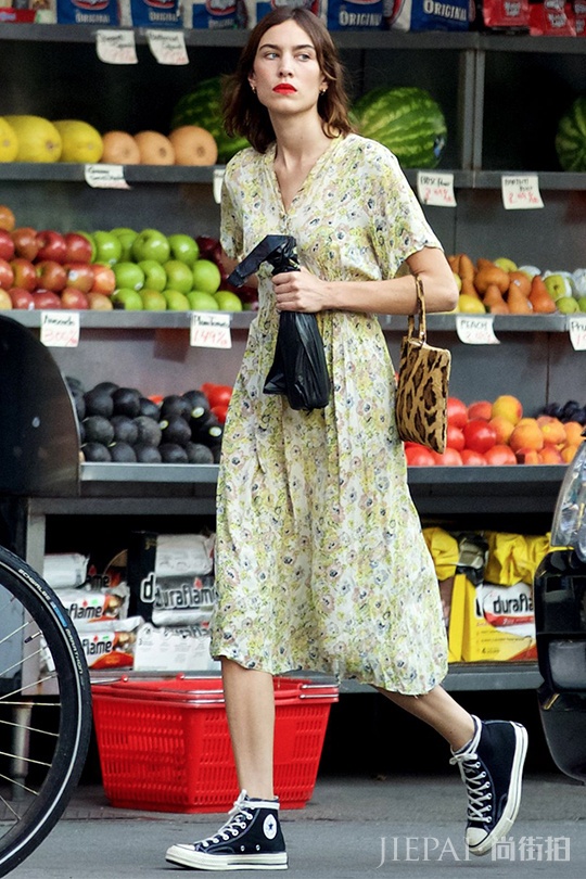 匡威鞋怎么搭配 匡威和万斯在夏季一定要穿这件单品！