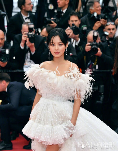 辛芷蕾穿羽毛裙美得像白天鹅,却遭吐槽:头发三天没洗了?