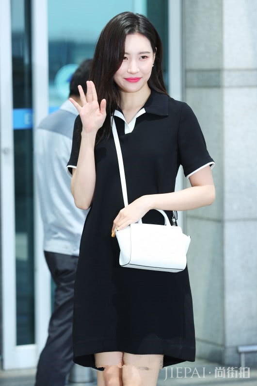 李宣美机场街拍 穿翻领T恤裙搭短靴,气质太好