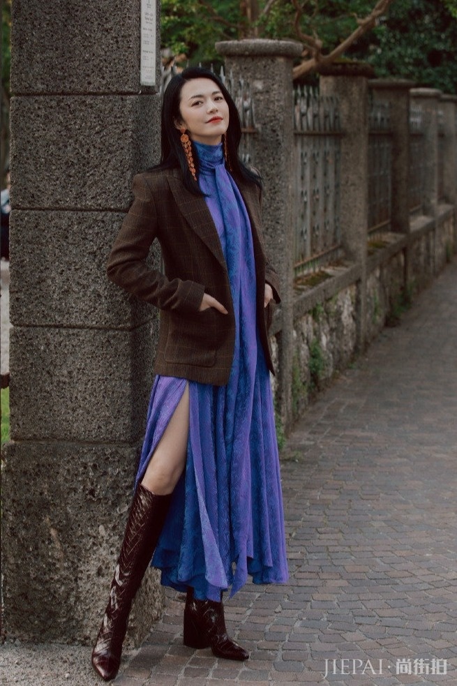 姚晨现身威尼斯，粉色包臀裙配西装优雅大气