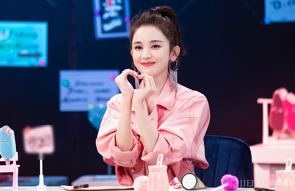 古力娜扎综艺造型美出天际,夸张耳饰成亮点