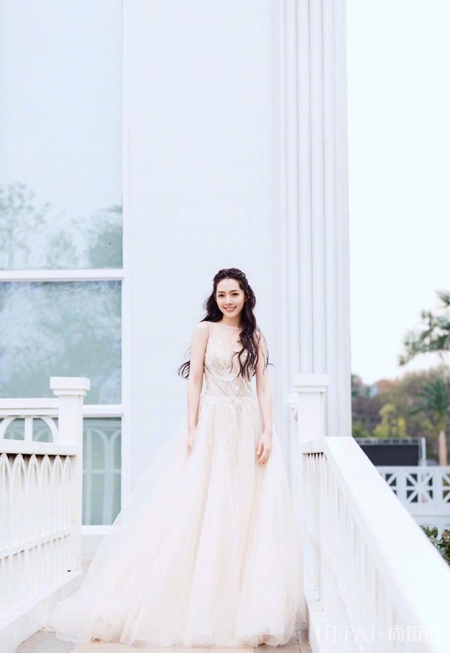 郭碧婷裙子里面穿裤子,男友角度下美成时尚大片