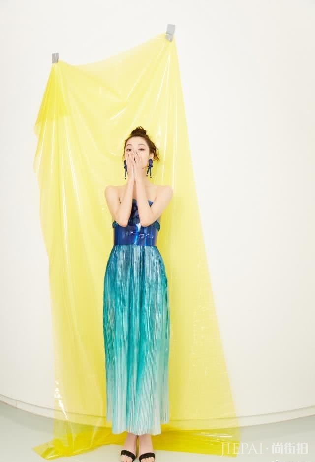 钟楚曦穿镂空上衣配“泡面”发型,太惊艳了