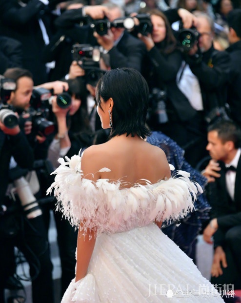 辛芷蕾穿羽毛裙美得像白天鹅,却遭吐槽:头发三天没洗了?