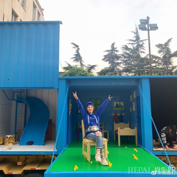 超女再聚首,辣妈叶一茜西装配阔腿裤,身材依旧似少女