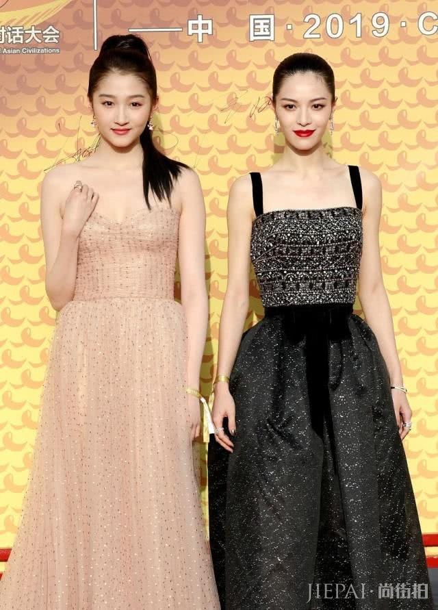 钟楚曦穿镂空上衣配“泡面”发型,太惊艳了