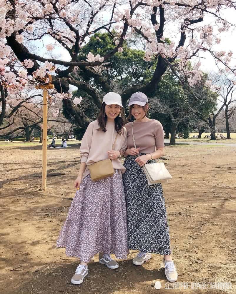 Ins“宝妈”超会穿，学她的搭配和女儿同框像姐妹，清新又舒适