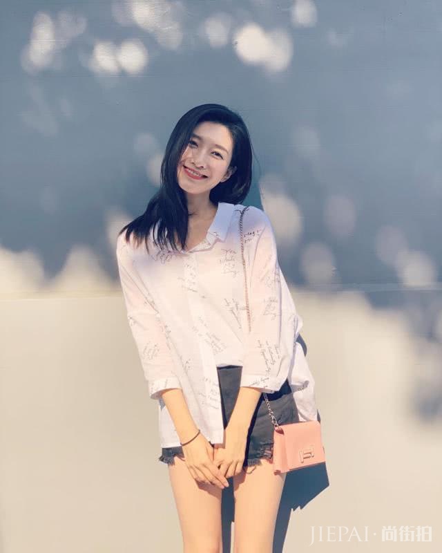 江疏影秀大长腿！衬衣配短裤清新又减龄