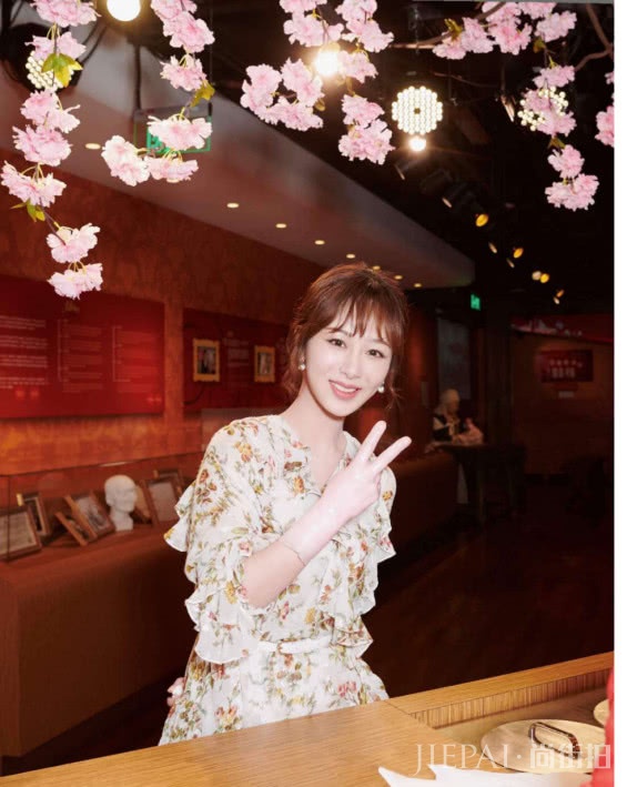 杨紫继“秒删”后首度亮相,身穿连衣裙心情大好