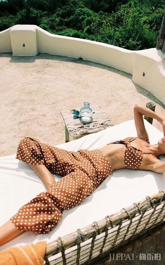 又到了穿波点元素的季节,看看这些搭配技巧,小个子姑娘也能轻松驾驭