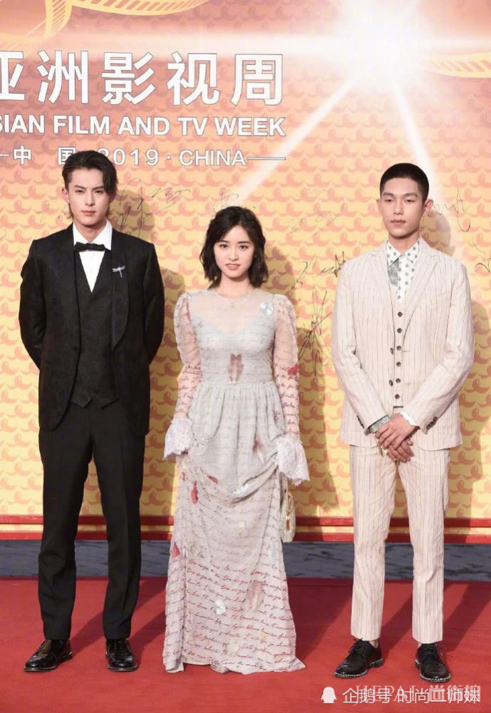 沈月穿杨紫同款纱裙气质不相上下