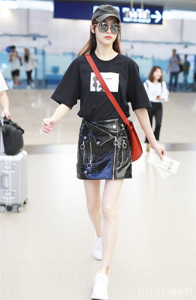 天气越来越热，你需要一条迷你裙来给你降温