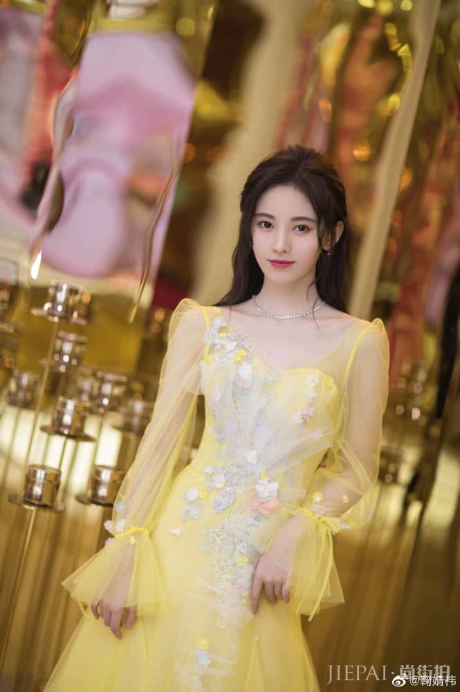 鞠婧祎黄纱裙仙气十足，不愧是4千年难遇的美女
