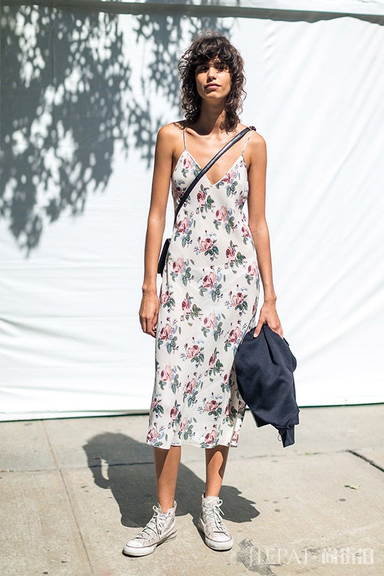 匡威鞋怎么搭配 匡威和万斯在夏季一定要穿这件单品！