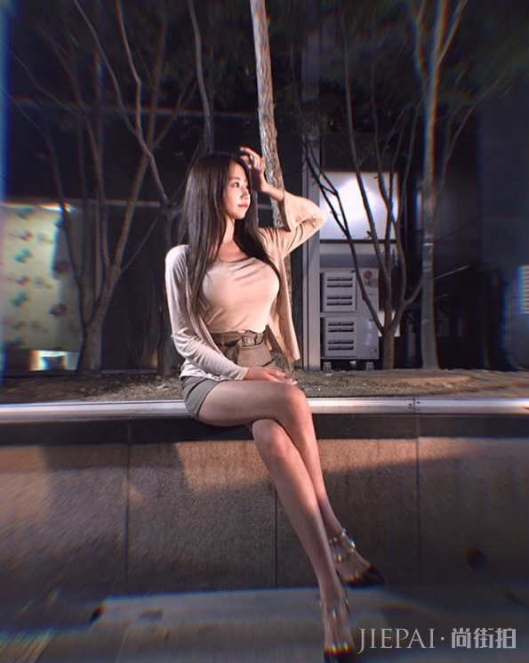 这个来自韩国的时尚博主，穿搭不超过2种颜色却穿的好美！