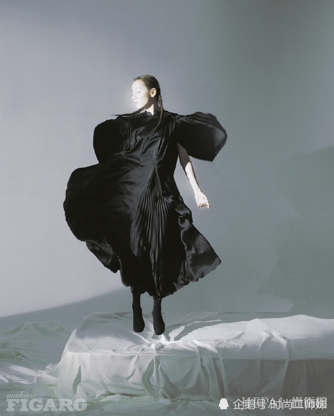 迪丽热巴拍时尚大片终于精致了一次，换眉形的她太美了